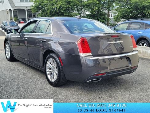 Used 2017 Chrysler 300 Limited RWD image 4