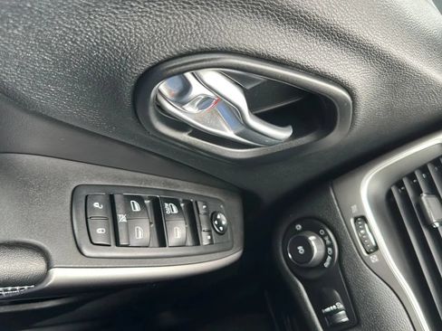 Used 2019 Jeep Cherokee Latitude w/ Cold Weather Group AWD/4WD image 26