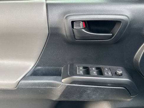 Used 2018 Toyota Tacoma SR image 12