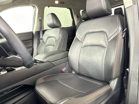 Used 2025 Nissan Pathfinder SL AWD/4WD image 19