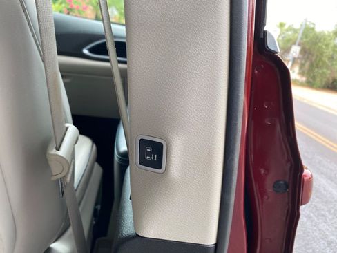 Used 2018 Chrysler Pacifica Limited FWD image 51