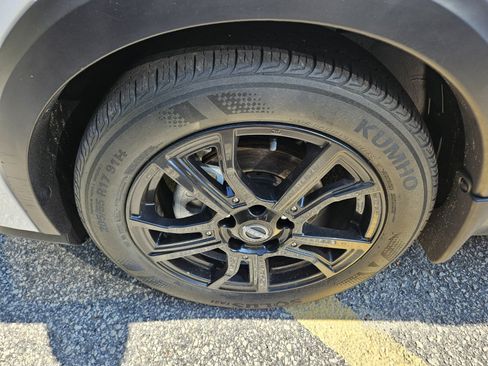 Used 2023 Nissan Kicks SR w/ SR Premium Package FWD image 7