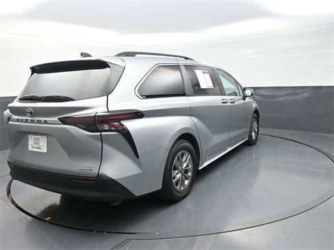 Used 2023 Toyota Sienna XLE image 7