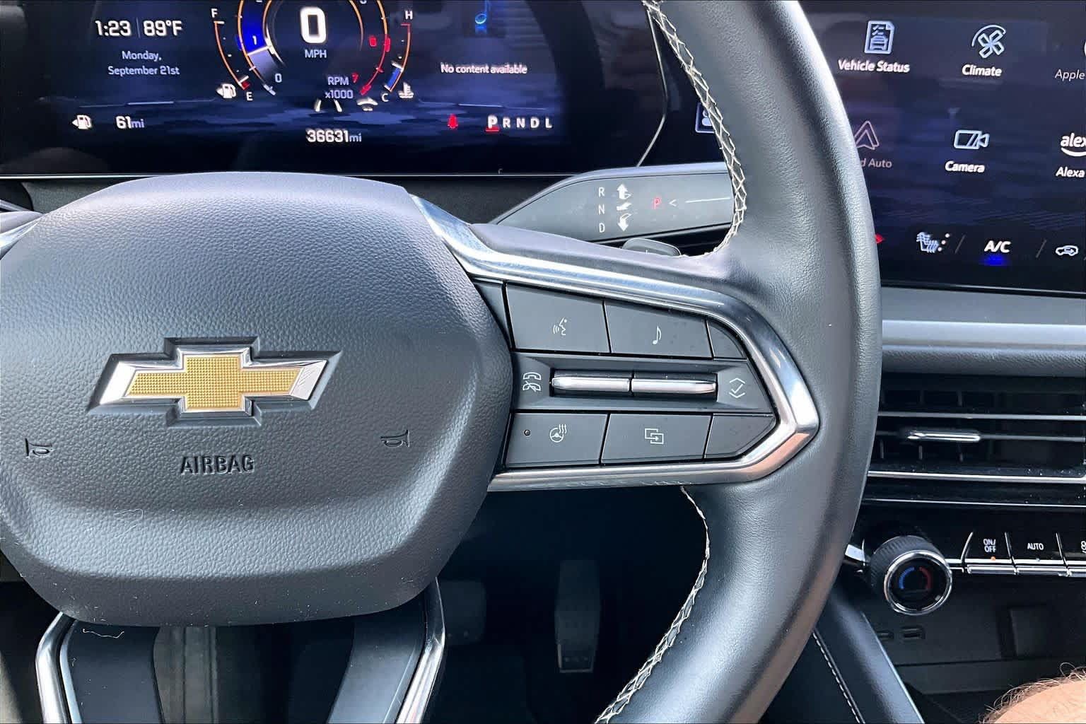 Used 2025 Chevrolet Traverse LT FWD image 24