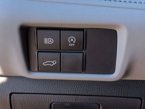 Used 2023 Toyota Highlander XLE FWD image 25