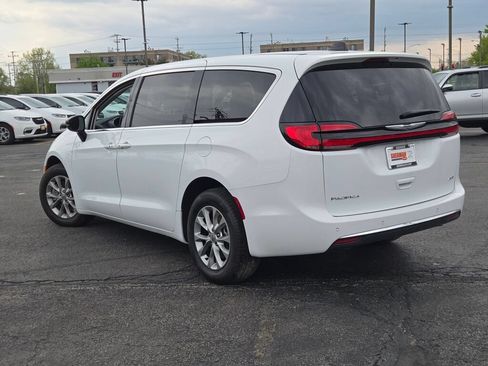 Used 2024 Chrysler Pacifica Touring-L AWD/4WD image 16