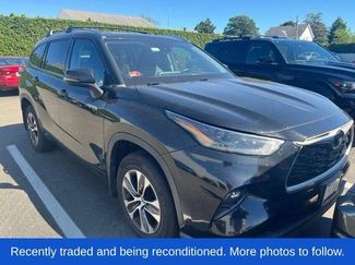 Used 2021 Toyota Highlander XLE AWD/4WD video 1