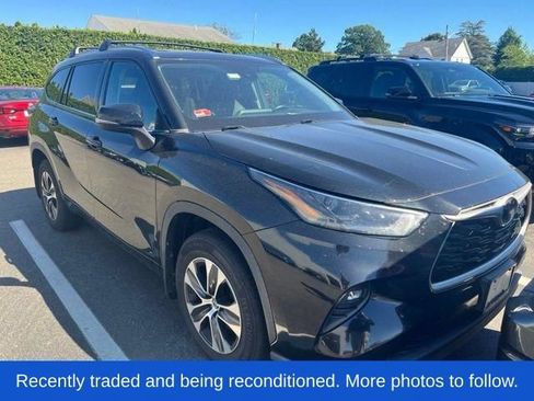 Used 2021 Toyota Highlander XLE AWD/4WD image 1