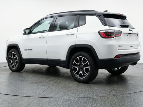 Used 2025 Jeep Compass Trailhawk AWD/4WD image 6