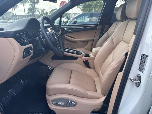 Certified 2026 Porsche Macan AWD/4WD image 5