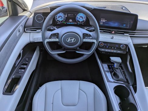 Used 2025 Hyundai Elantra Limited image 12