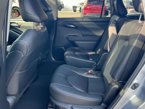 Certified 2024 Toyota Highlander XLE image 11