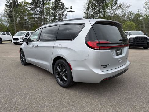 New 2026 Chrysler Pacifica Limited w/ S Appearance Package image 6