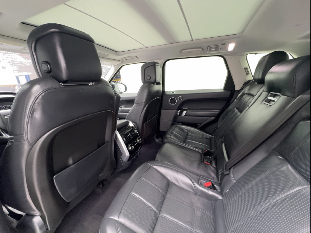 Used 2019 Land Rover Range Rover Sport HSE AWD/4WD image 32