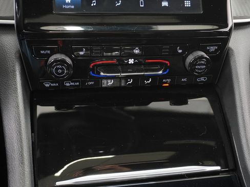 Certified 2025 Jeep Grand Cherokee Altitude image 33