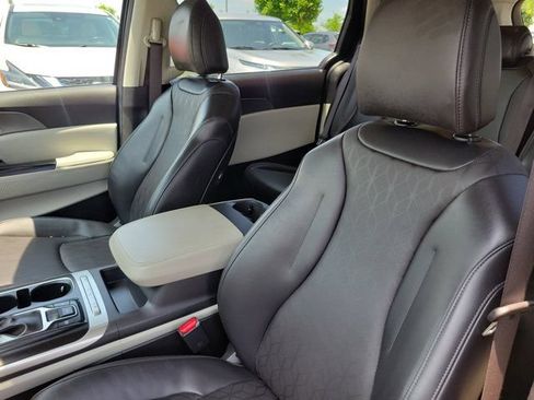 Used 2024 Kia Carnival LX FWD image 19