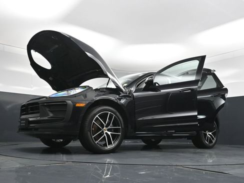 Certified 2025 Porsche Macan AWD/4WD image 37