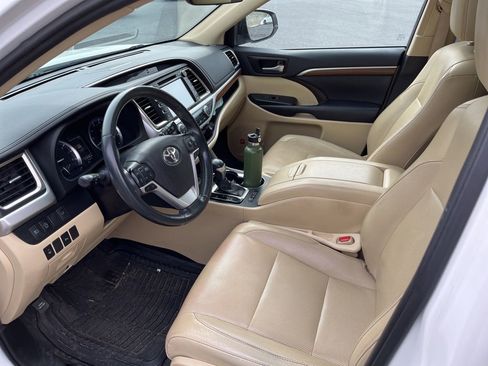 Used 2019 Toyota Highlander Limited image 2