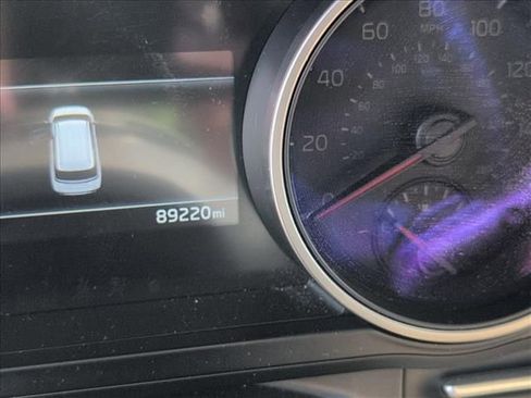 Used 2022 Kia Carnival LX FWD image 4