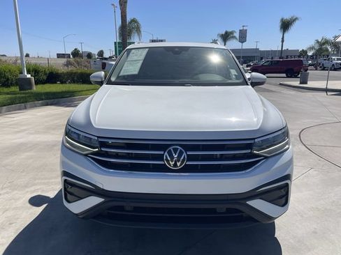 Used 2023 Volkswagen Tiguan SE w/ Panoramic Sunroof Package FWD image 3