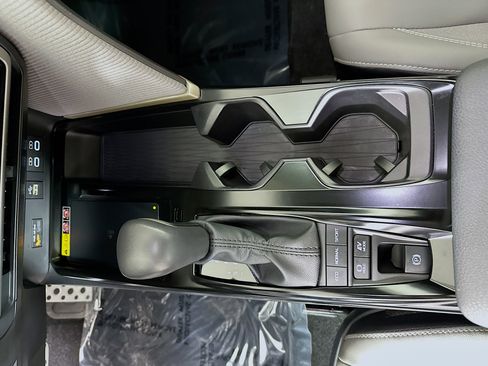 Used 2025 Toyota Camry SE w/ Convenience Package image 22