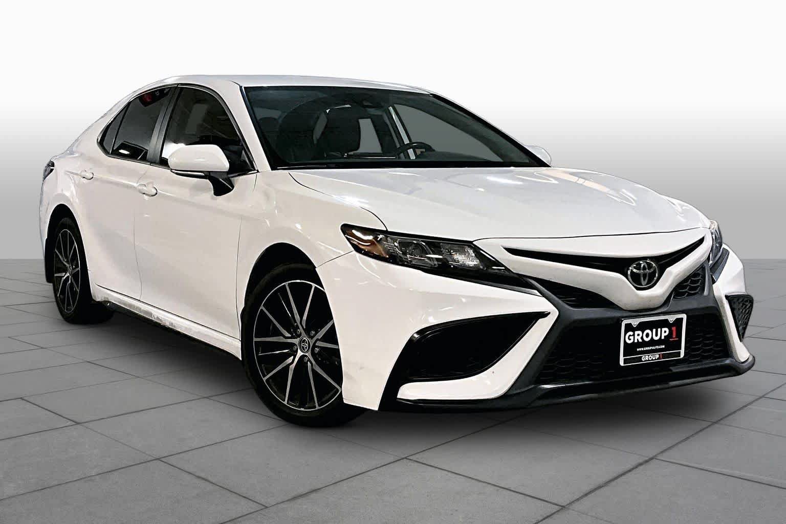 Used 2023 Toyota Camry SE FWD image 3