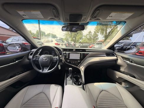 Used 2018 Toyota Camry SE FWD image 2