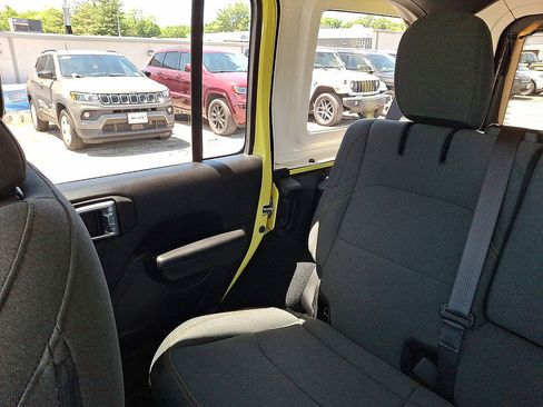 Used 2024 Jeep Wrangler Unlimited AWD/4WD image 12