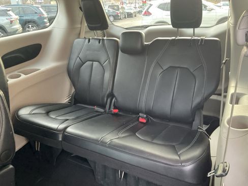 Used 2024 Chrysler Pacifica Touring-L image 50