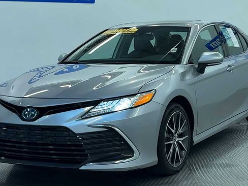 Used 2024 Toyota Camry XLE FWD image 3