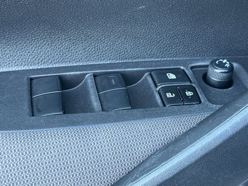 Used 2022 Toyota Corolla LE image 11