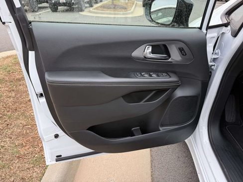 New 2026 Chrysler Pacifica Select w/ S Appearance Package AWD/4WD image 32