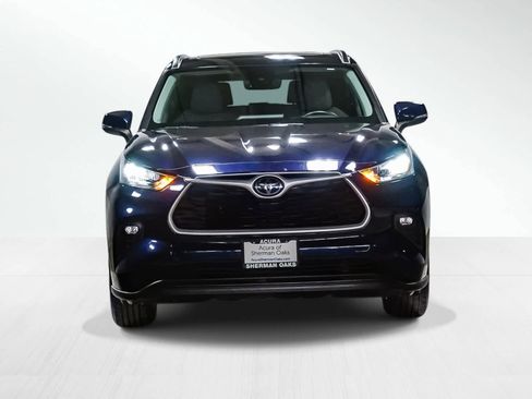 Used 2020 Toyota Highlander XLE image 2