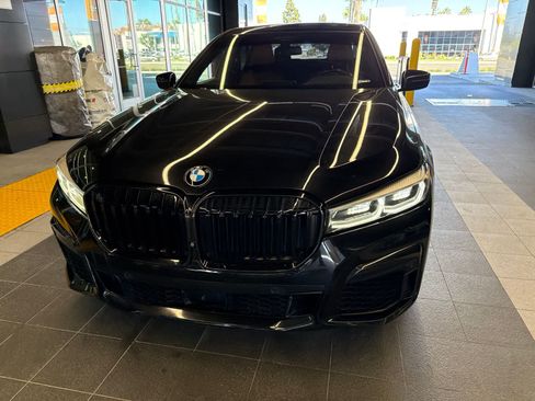 Used 2021 BMW 750i xDrive w/ Autobahn Package AWD/4WD image 2