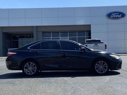 Used 2016 Toyota Camry SE FWD image 2