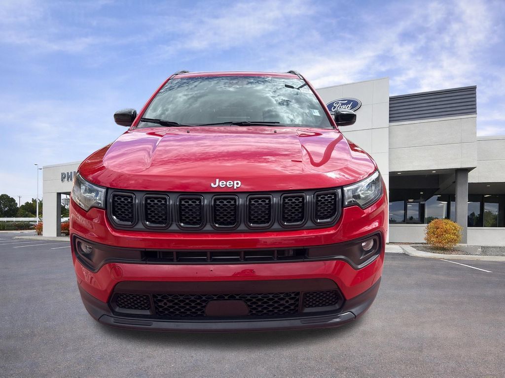 Used 2023 Jeep Compass Latitude AWD/4WD image 2