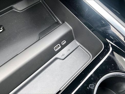 Used 2025 Chevrolet Suburban Premier image 29