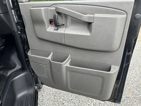 Used 2017 Chevrolet Express 2500 image 31