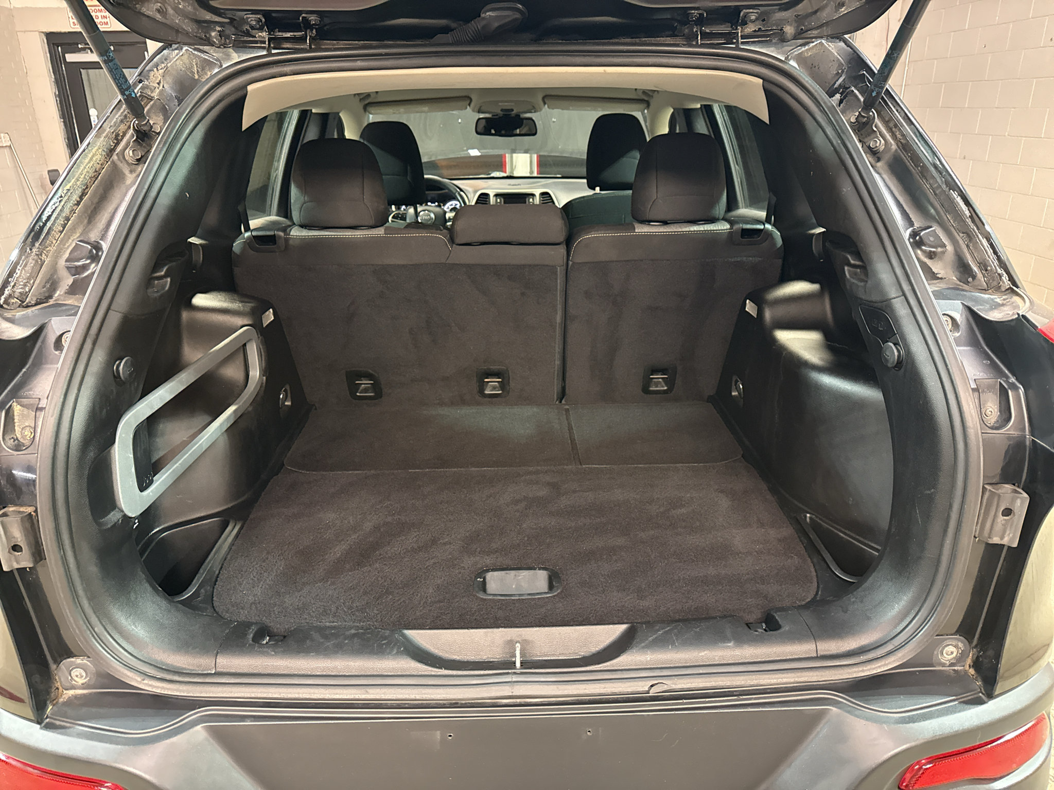 Used 2015 Jeep Cherokee Sport w/ Cold Weather Group AWD/4WD image 32