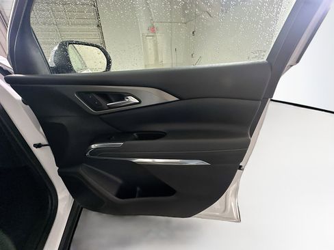 Used 2025 Chevrolet Traverse LT image 34