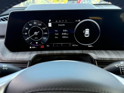 Used 2025 Kia Telluride SX w/ SX Captain's Chair Package FWD image 11
