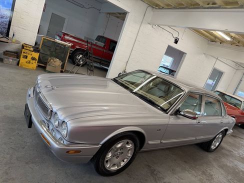 Used 2001 Jaguar XJ Vanden Plas RWD image 4