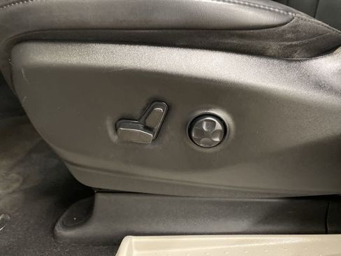 Used 2023 Chrysler Pacifica Touring-L FWD image 14