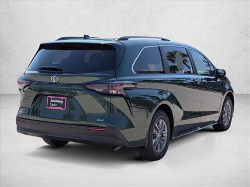New 2026 Toyota Sienna XLE image 2
