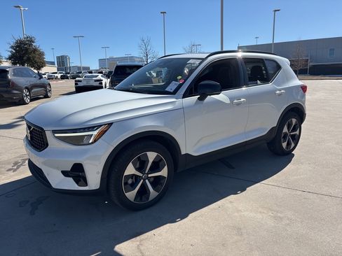 Certified 2025 Volvo XC40 B5 Plus image 1
