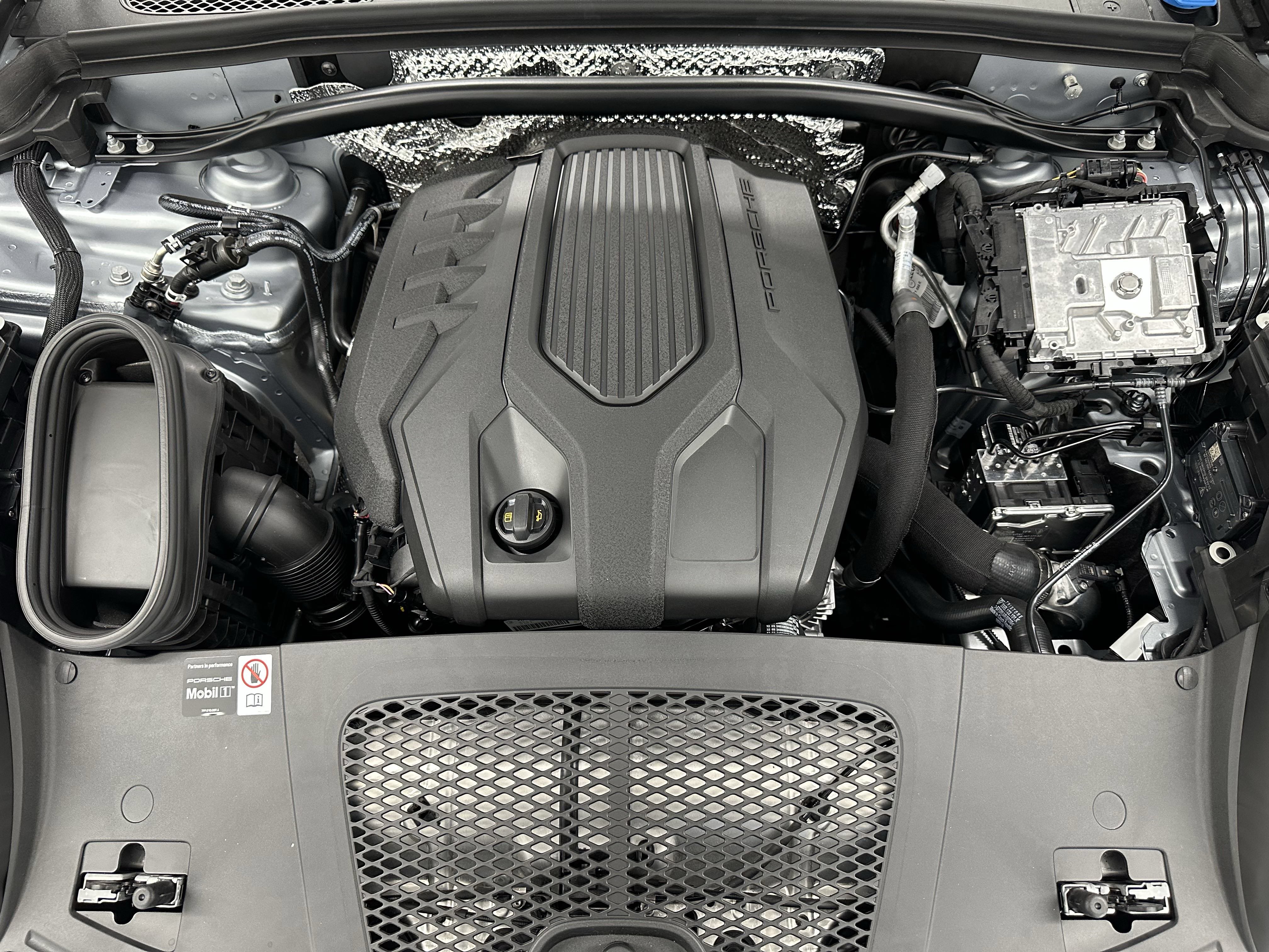 Used 2025 Porsche Macan AWD/4WD image 56
