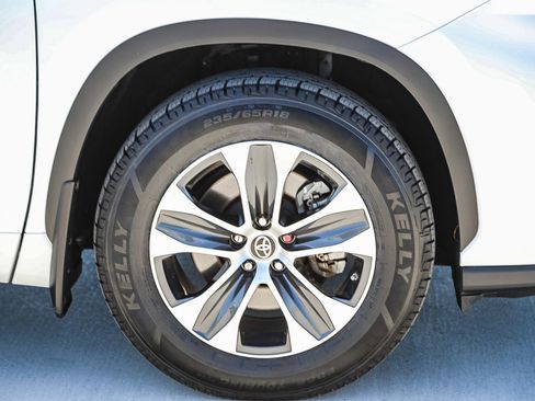 Used 2023 Toyota Highlander XLE FWD image 10