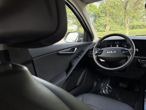 Used 2025 Kia Niro EX FWD image 36