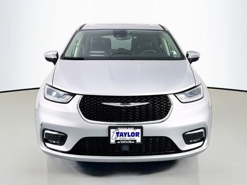 Used 2023 Chrysler Pacifica Limited image 2