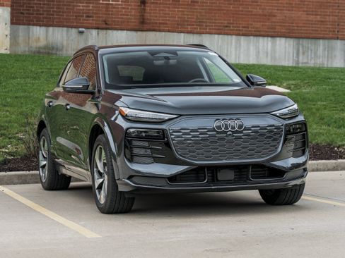 Used 2025 Audi Q6 e-tron Premium Plus w/ Premium Plus AWD/4WD image 2